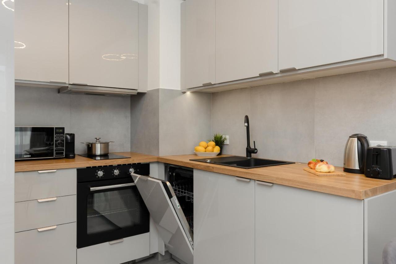 Cozy Apartments With Parking In The 19Th District By Noclegi Renters Varşovia Exterior foto